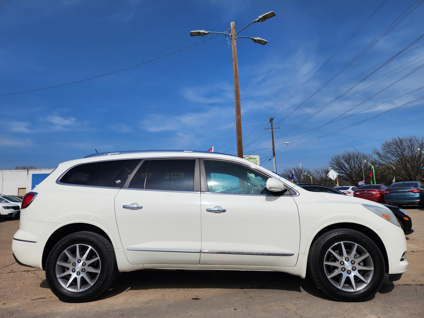 2014 WHITE Buick Enclave Leather (5GAKRBKD2EJ) with an 3.6L V6 DOHC 24V engine, 6-Speed Automatic Overdrive transmission, located at 2660 S.Garland Avenue, Garland, TX, 75041, (469) 298-3118, 32.885551, -96.655602 - Photo#2